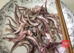 韭菜小炒鱿鱼须的做法图解1