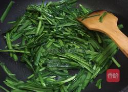 韭菜小炒鱿鱼须的做法图解4