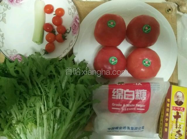 准备食材，选四个同等大小的西红柿。
