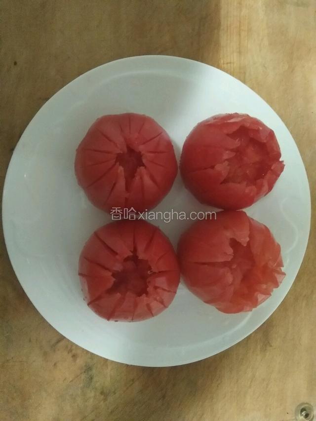 四个全部切好，用刀具在中间翘开形成花形。