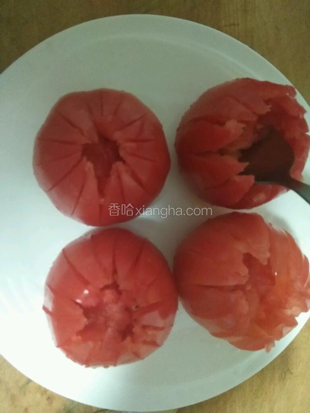 用勺子将里面的汁液勺出。