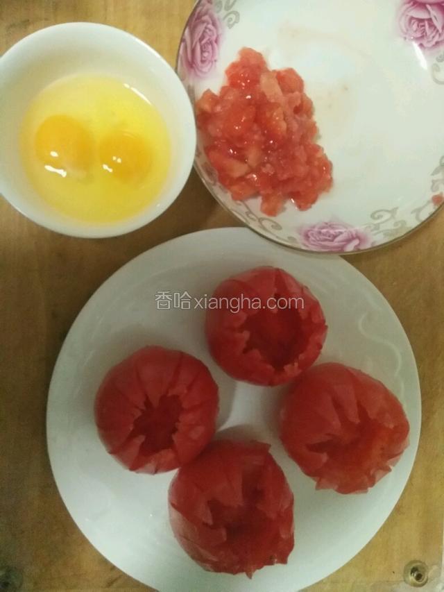 将两个鸡蛋打散。