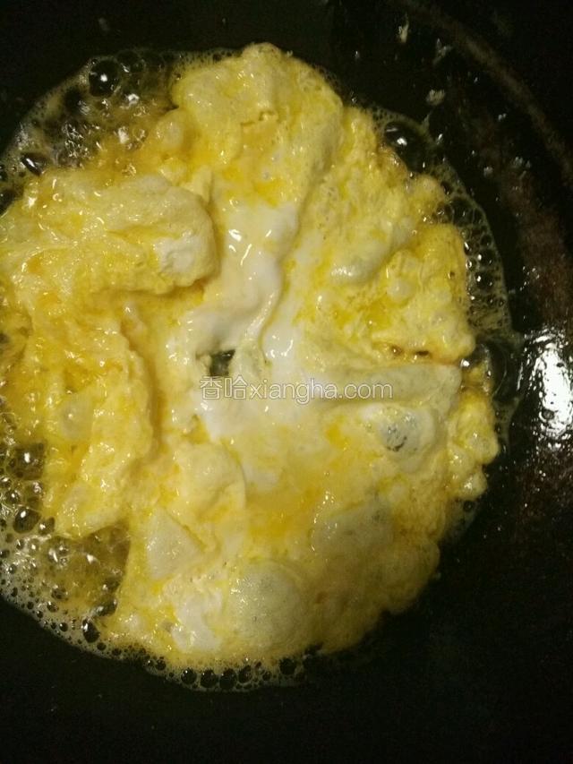 热锅入油，将鸡蛋煎制金黄。