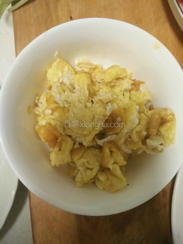 用菜铲切成块状，装碗备用。