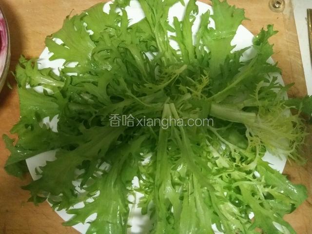将苦苣洗净摆盘。