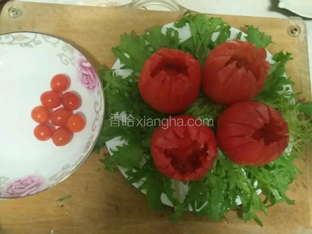 西红柿摆入，将圣女果洗净，用刀切成米字花状。