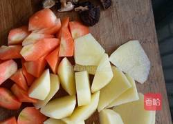 土豆腊肉焖饭的做法图解1