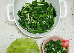 韭菜炒莴苣的做法图解2