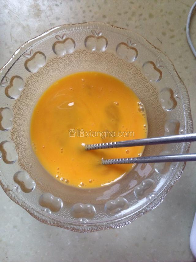 先制作挞液：鸡蛋打散，可过滤一次（余留10g左右）