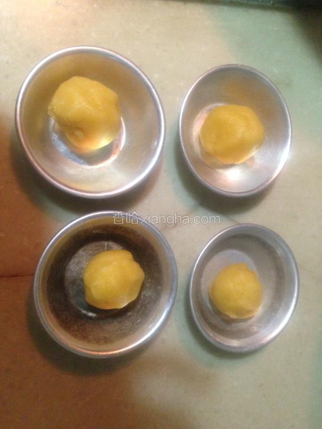 取出挞液、挞皮，等分挞皮