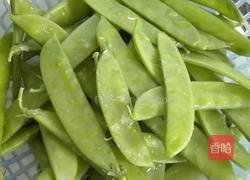 荷兰豆炒香肠的做法图解1