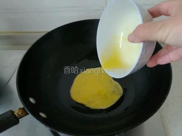 锅里放油打入鸡蛋