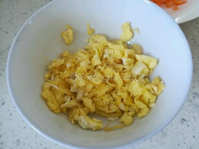 鸡蛋炒熟，用铲子弄碎，盛出碗里备用。
