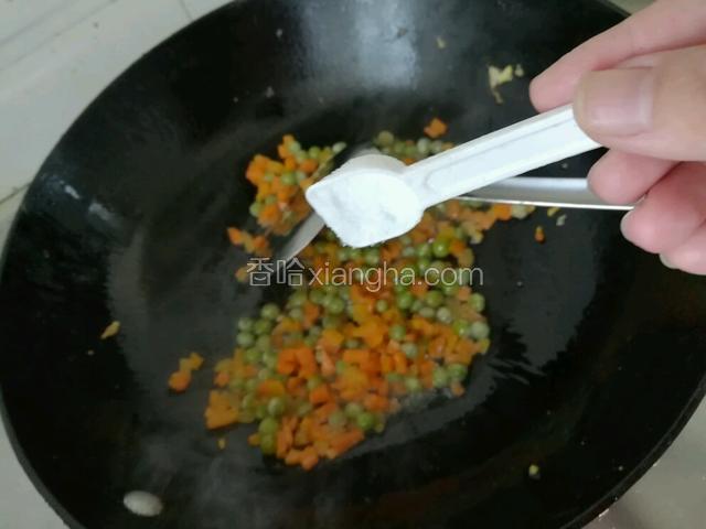 先加入一点盐。
