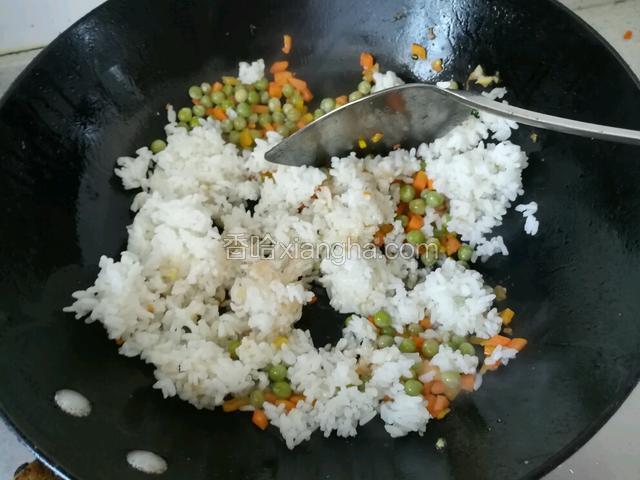 倒入米饭