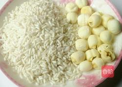 莲子糯米粥的做法图解1