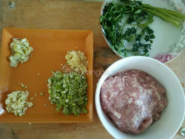 将香菜洗净，用水浸泡。葱姜切末，将另一份少许葱蒜切末。