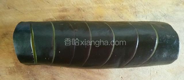 把茄子打上斜刀。