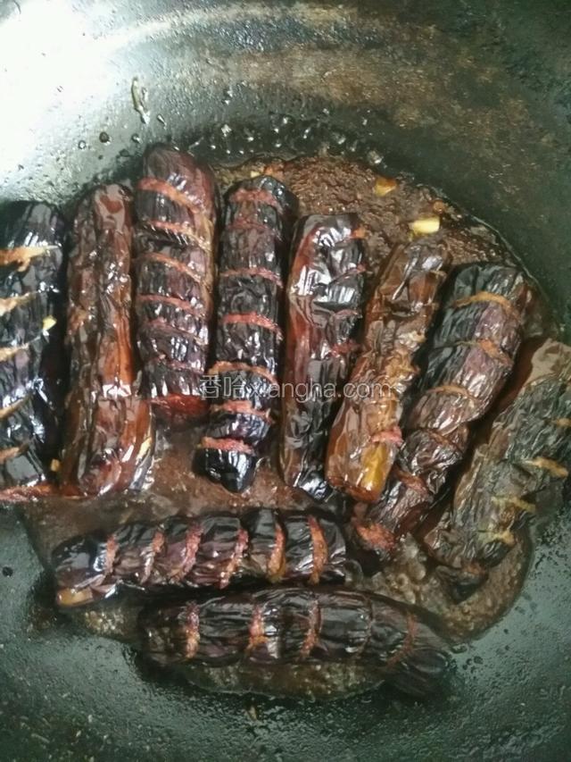 锅开后倒入茄子使汁液入味，收汁捞出。