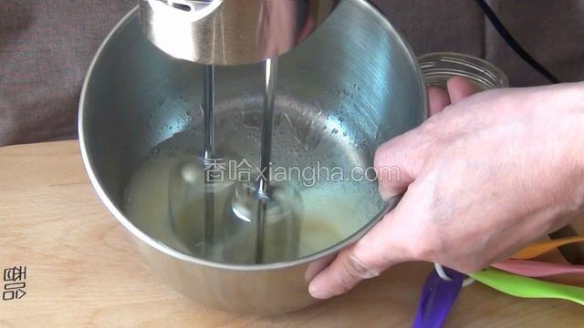 蛋白打发 加柠檬汁用二档速度搅打60秒