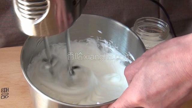 加盐 再分三次加入细砂糖用三档速度搅打 各打60秒