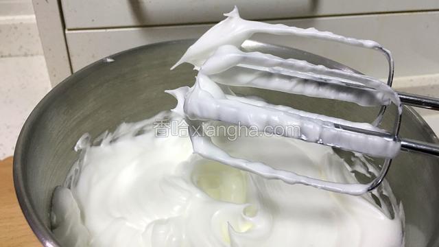 蛋白打发到纹路清晰打蛋头上小尖峰直立