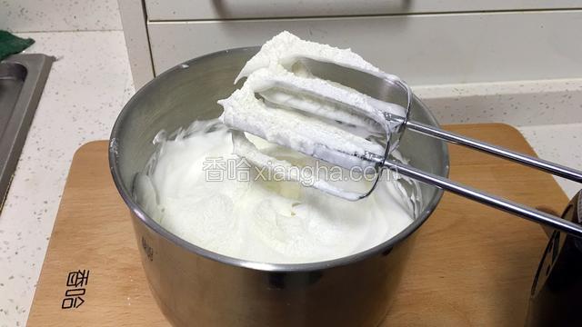 加入过筛后的二分之一低筋粉和玉米淀粉