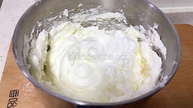 用打蛋器低速打8秒 再用橡皮刮刀沿着四周将面粉翻拌均匀