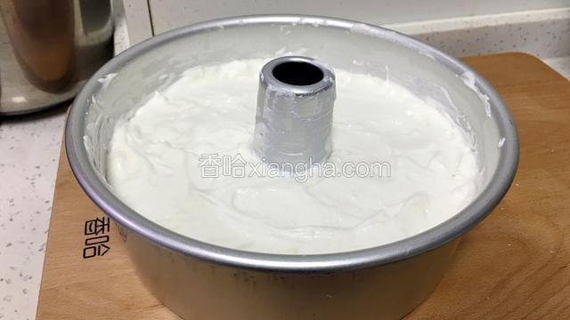 倒入模具震几下