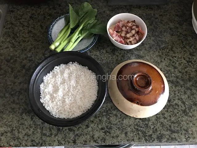 先把米泡开约40分钟