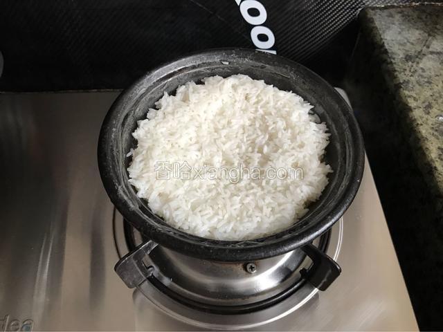 看到煲仔的水已干后，加点花生油。