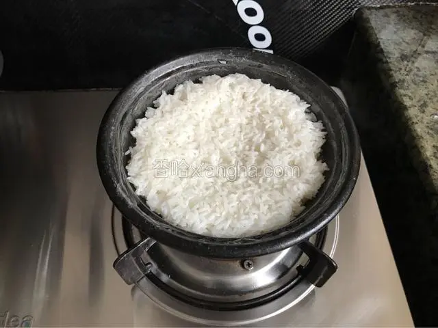 看到煲仔的水已干后，加点花生油。