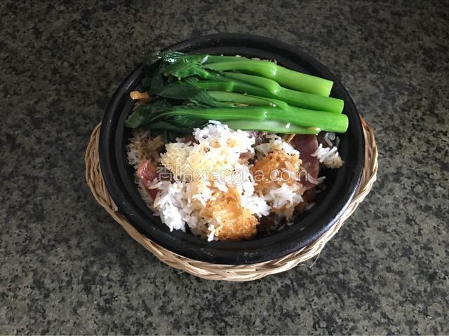 掌握好火候，饭的锅巴就成金黄色。特别爽脆。