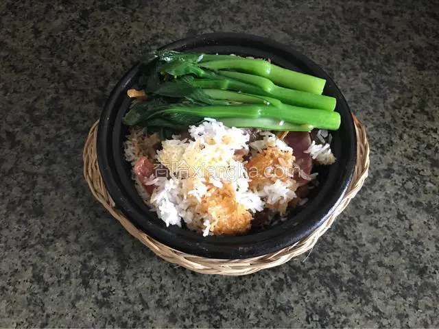 掌握好火候，饭的锅巴就成金黄色。特别爽脆。