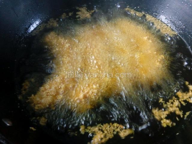 油烧热后，放入香蕉炸熟