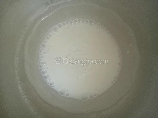 牛奶加糖隔水加热融化