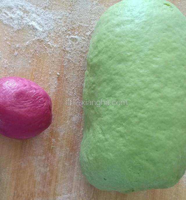 把酵母加砂糖用温水化开，和一块大的芥菜汁面团，和一块小的紫菜头汁面团，醒发30分钟。