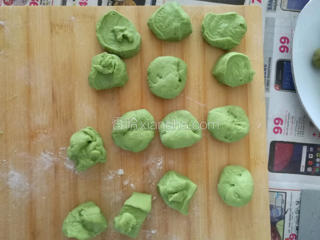 面发好后下剂。开始做巴西龟的身子。