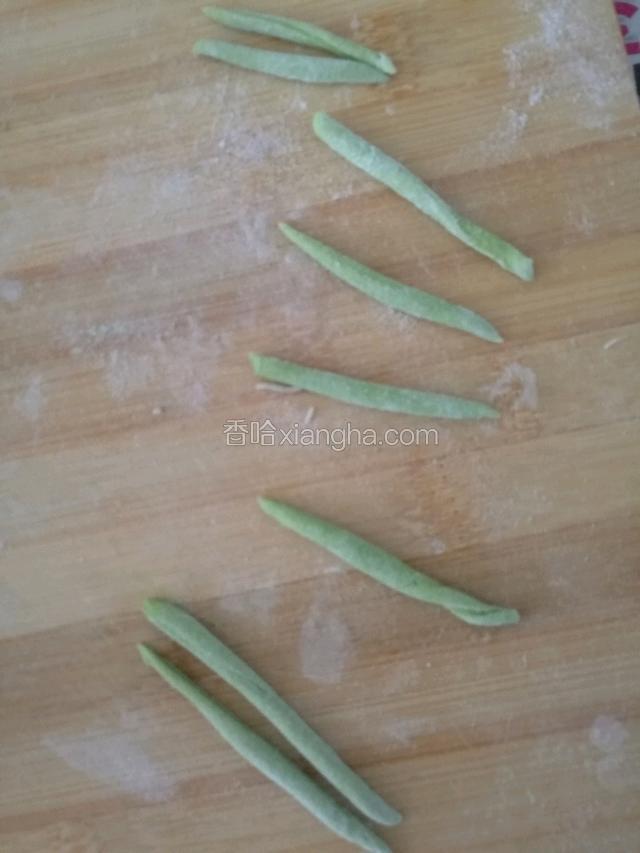 用一小块绿色的面搓成圆条。