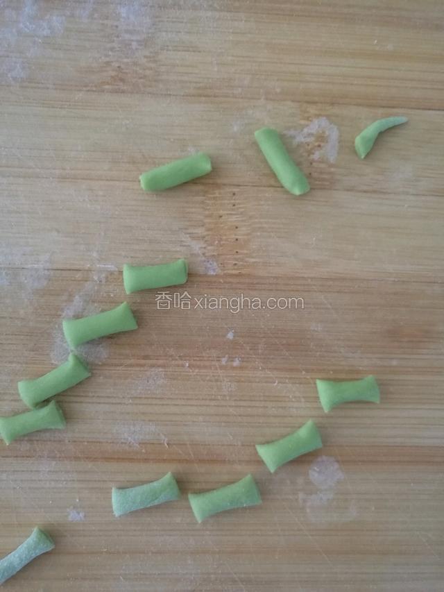 切成小段。做小龟的脚和尾巴。