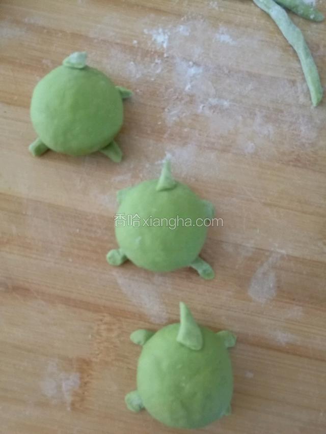 把小龟的肚子和尾部刷点水把腿和尾巴粘牢。