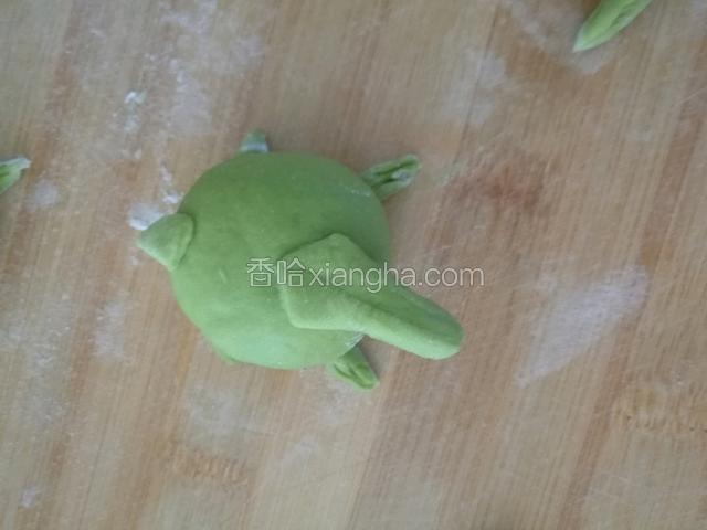再用一块面捏出乌龟的头。