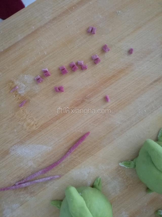 把紫菜头汁面团切成长条，再把长条切成大米粒一半大的小面团来做小龟的耳朵。