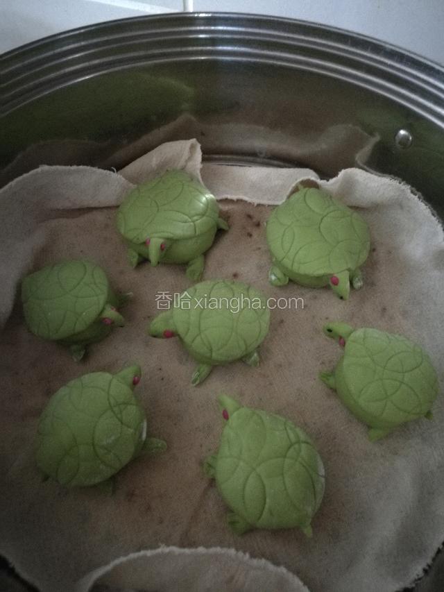 壳都粘好后，放在蒸锅里中小火蒸6分钟后，关火再焖2分钟。