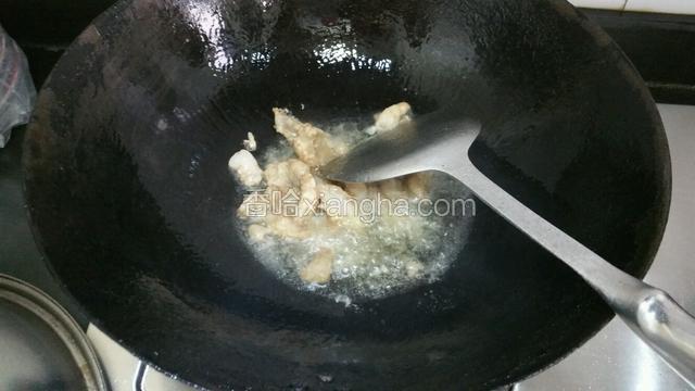 另起油锅，7分热时倒入虾仁煸炒2分钟