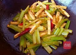 西芹炒豆腐干的做法图解7