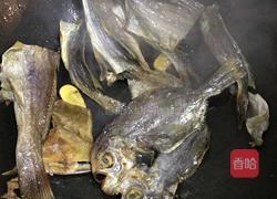 咸鱼炒芹菜的做法图解3