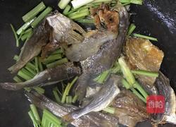 咸鱼炒芹菜的做法图解4