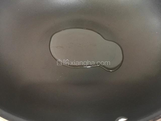 锅里加入适量的油烧。