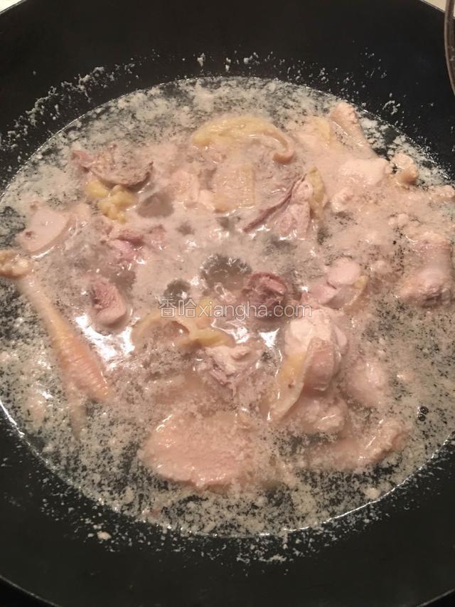 将家鸡，姜片放入锅里飞水，